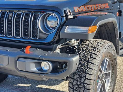 Black Clearcoat 2026 Jeep Gladiator Mojave