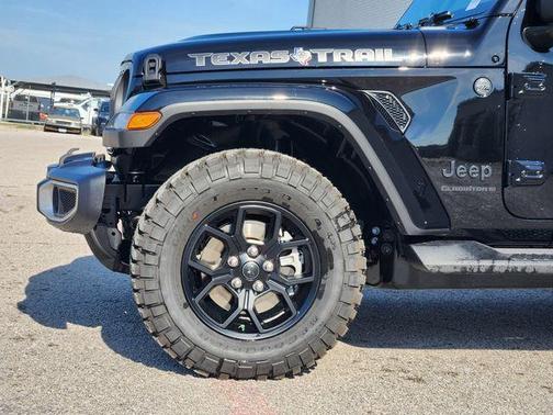 Black Clearcoat 2026 Jeep Gladiator Texas Trail