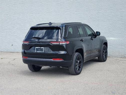 Diamond Black 2026 Jeep Grand Cherokee Laredo
