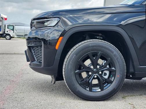 Diamond Black 2026 Jeep Grand Cherokee Laredo