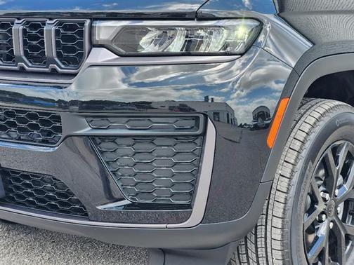 Diamond Black 2026 Jeep Grand Cherokee Laredo
