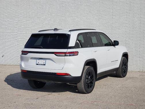 Bright White Clearcoat 2025 Jeep Grand Cherokee Laredo