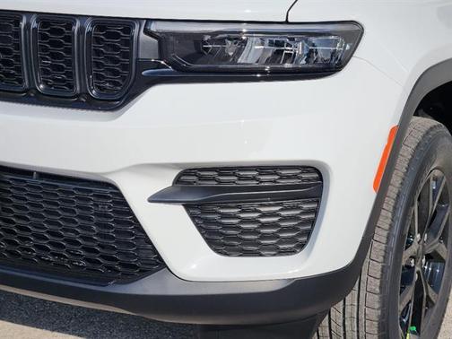 Bright White Clearcoat 2025 Jeep Grand Cherokee Laredo