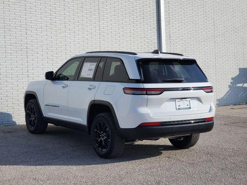 Bright White Clearcoat 2025 Jeep Grand Cherokee Laredo