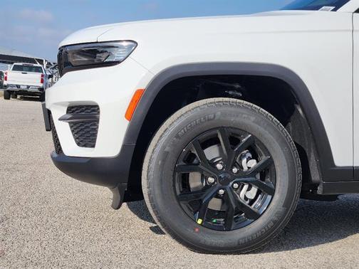 Bright White Clearcoat 2025 Jeep Grand Cherokee Laredo