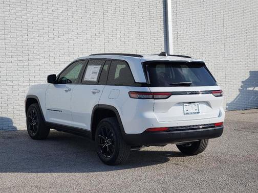 Bright White Clearcoat 2025 Jeep Grand Cherokee Laredo