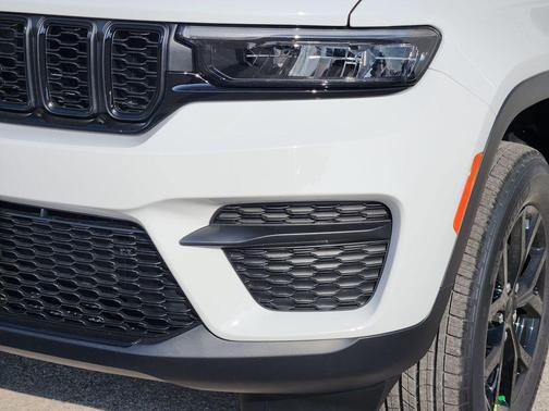 Bright White Clearcoat 2025 Jeep Grand Cherokee Laredo
