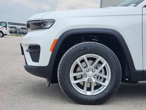 Bright White Clearcoat 2026 Jeep Grand Cherokee Laredo X