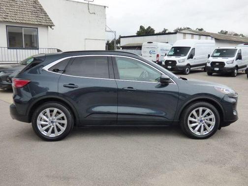 2022 Ford Escape Titanium Hybrid
