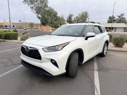 White 2021 Toyota Highlander LE