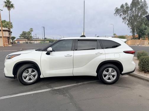 White 2021 Toyota Highlander LE