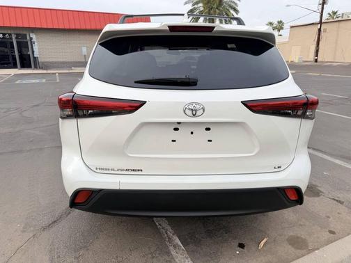 White 2021 Toyota Highlander LE