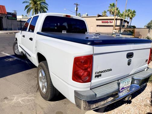 White 2005 Dodge Dakota Laramie Quad Cab