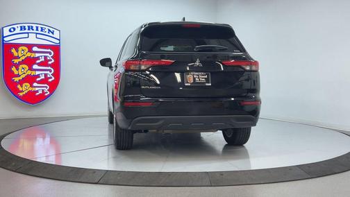 Labrador Black Pearl 2024 Mitsubishi Outlander ES 2.5 S-AWC