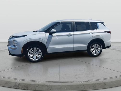 White Diamond 2026 Mitsubishi Outlander ES