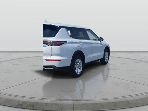 White Diamond 2026 Mitsubishi Outlander ES
