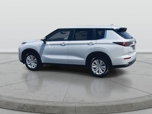 White Diamond 2026 Mitsubishi Outlander ES