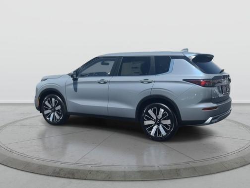 Moonstone Gray Metallic 2026 Mitsubishi Outlander SE