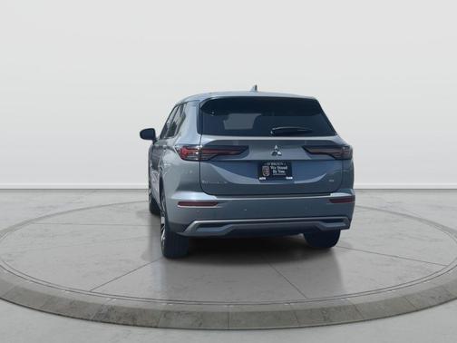 Moonstone Gray Metallic 2026 Mitsubishi Outlander SE