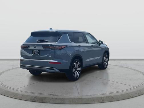 Moonstone Gray Metallic 2026 Mitsubishi Outlander SE