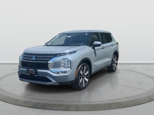Moonstone Gray Metallic 2026 Mitsubishi Outlander SE