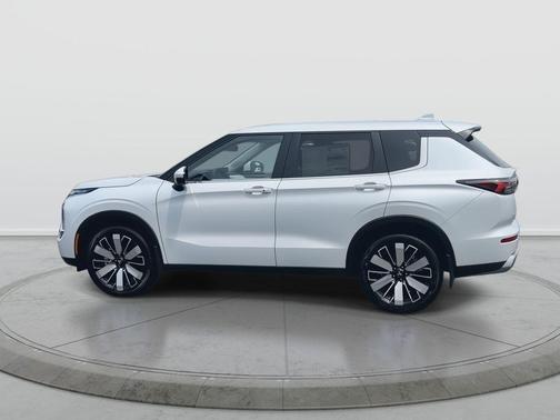 White Diamond 2026 Mitsubishi Outlander SE