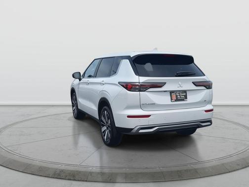 White Diamond 2026 Mitsubishi Outlander SE