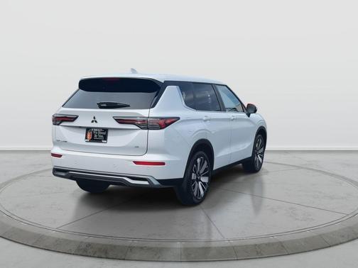 White Diamond 2026 Mitsubishi Outlander SE