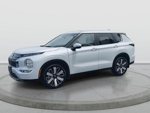 White Diamond 2026 Mitsubishi Outlander SE