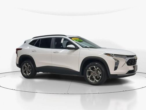 Summit White 2025 Chevrolet Trax LT