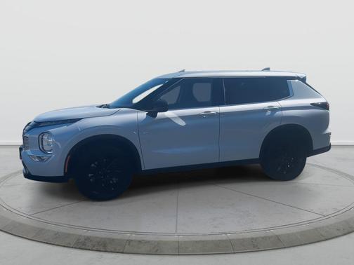 White Diamond 2026 Mitsubishi Outlander SE