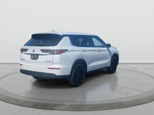 White Diamond 2026 Mitsubishi Outlander SE