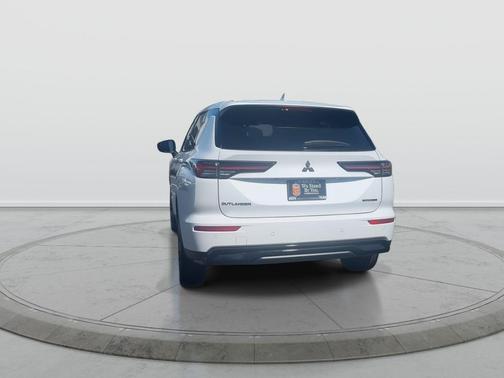 White Diamond 2026 Mitsubishi Outlander SE