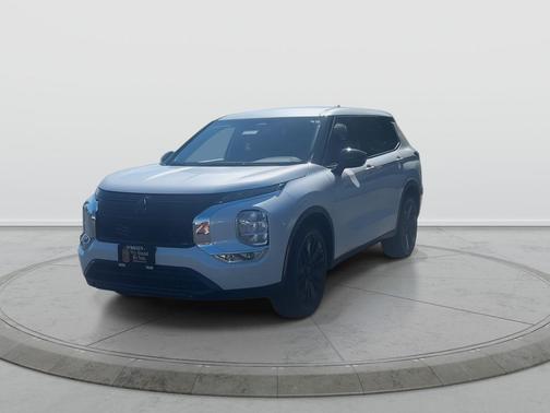 White Diamond 2026 Mitsubishi Outlander SE