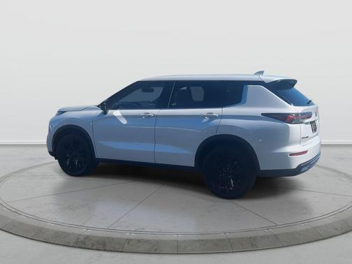 White Diamond 2026 Mitsubishi Outlander SE