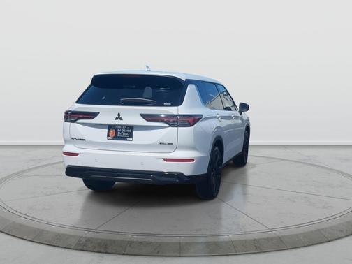 White Diamond 2026 Mitsubishi Outlander SE S-AWC