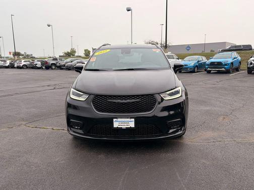 Diamond Black Crystal Pearlcoat 2025 Chrysler Pacifica Limited