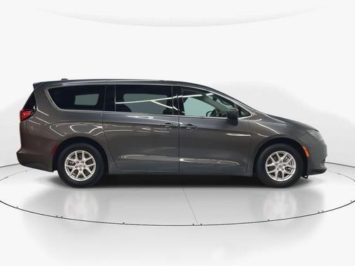 Granite Crystal Metallic Clearcoat 2023 Chrysler Voyager LX