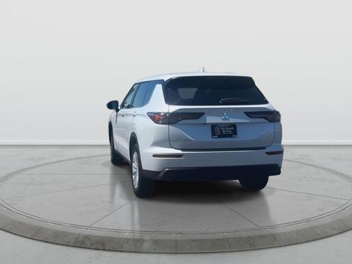 White Diamond 2026 Mitsubishi Outlander ES