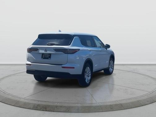 White Diamond 2026 Mitsubishi Outlander ES