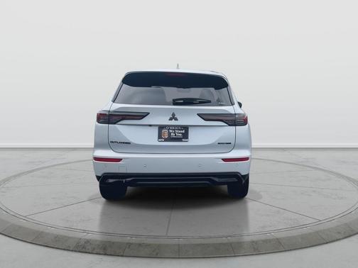 White Diamond 2026 Mitsubishi Outlander SE S-AWC