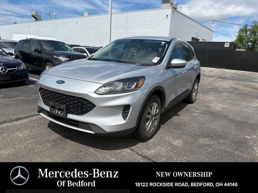 Ingot Silver Metallic 2020 Ford Escape SE