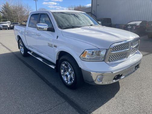 2017 RAM 1500 Laramie Crew Cab 4x4 57' Box