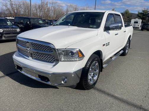 2017 RAM 1500 Laramie Crew Cab 4x4 57' Box
