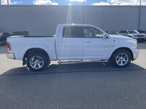 2017 RAM 1500 Laramie Crew Cab 4x4 57' Box