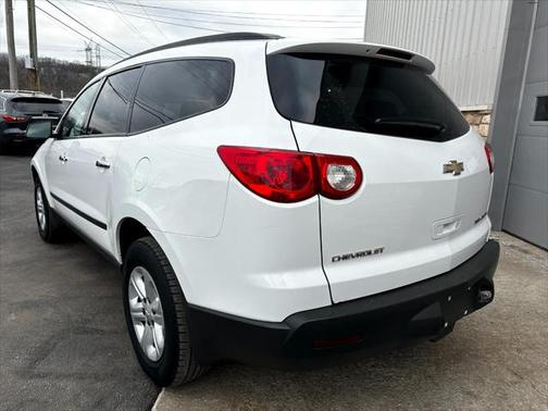 Photo 3 of 22 of 2009 Chevrolet Traverse LS