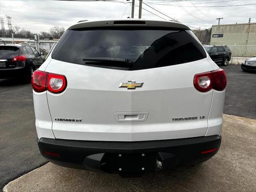 Photo 4 of 22 of 2009 Chevrolet Traverse LS