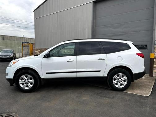 Photo 2 of 22 of 2009 Chevrolet Traverse LS