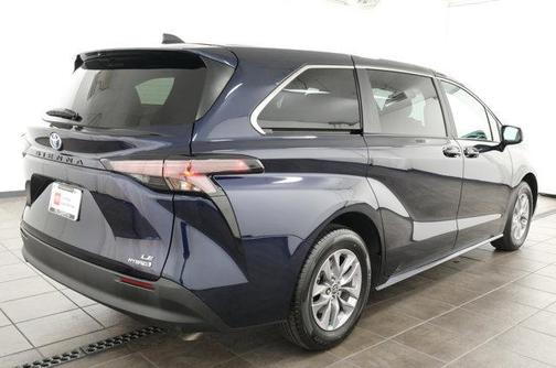 2024 Toyota Sienna LE