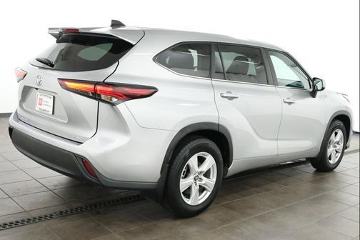 Celestial Silver Metallic 2024 Toyota Highlander LE